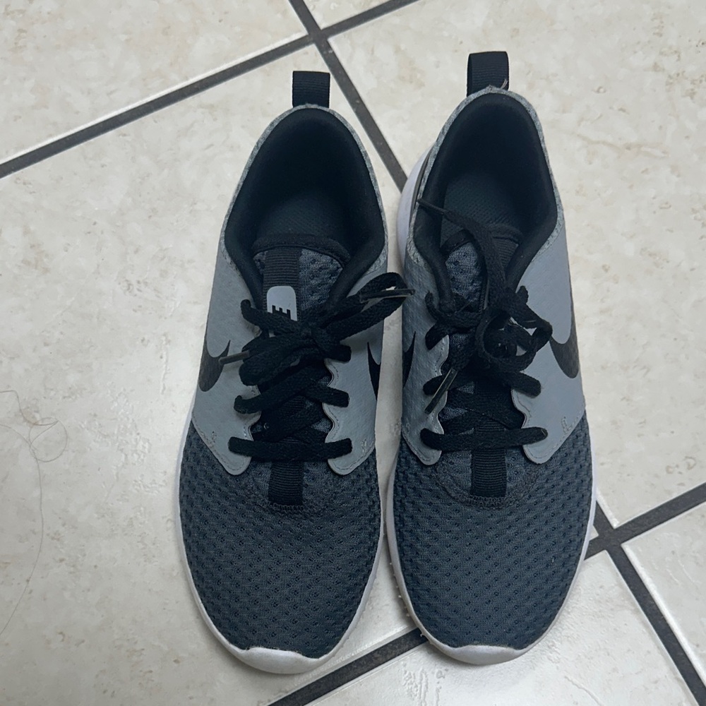 Nike Kids Sneakers in Black and Gray